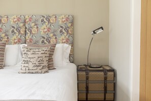 2 عدّة غرف نوم وملاءات من القطن المصري ومكواة/لوح كي وسرير سفر