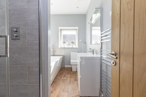 أحواض استحمام، مجففات شعر، مناشف، صابون