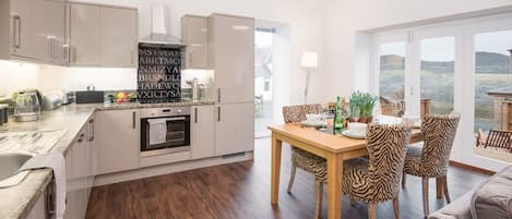 Réfrigérateur, four à micro-ondes, un four, surface de cuisson