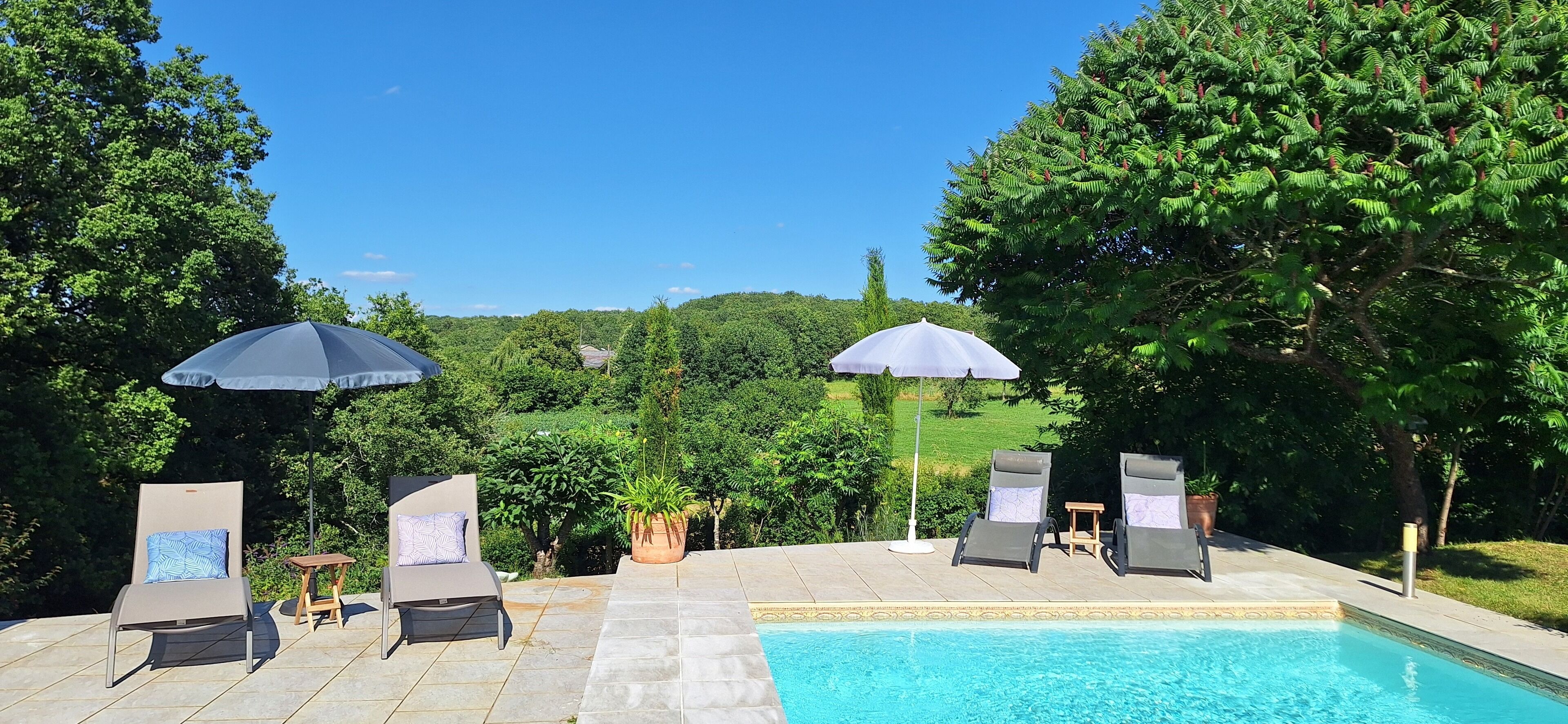 Een buitenzwembad, een verwarmd zwembad