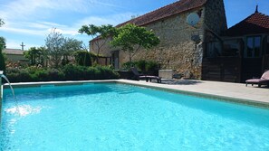 Outdoor pool, a heated pool -  Stunning restored farmhouse, heated pool, private walled garden,edge of village (Thédirac)
