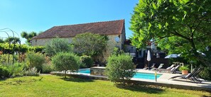Outdoor pool, a heated pool -  Stunning restored farmhouse, heated pool, private walled garden,edge of village (Thédirac)