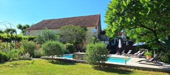  Stunning restored farmhouse, heated pool, private walled garden,edge of village