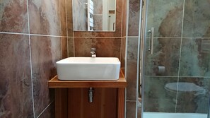 Combined shower/tub, hair dryer, towels, soap -  Stunning restored farmhouse, heated pool, private walled garden,edge of village (Thédirac)
