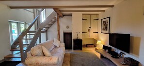 Téléviseur connecté, foyer, lecteur de DVD, table de baby-foot