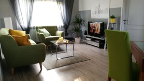 Apartemen Superior | Area keluarga | TV LCD