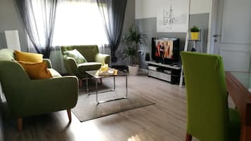 Superior-Apartment | Wohnbereich | LCD-Fernseher