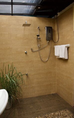 Basic Room | Bathroom | Shower, free toiletries, hair dryer, towels