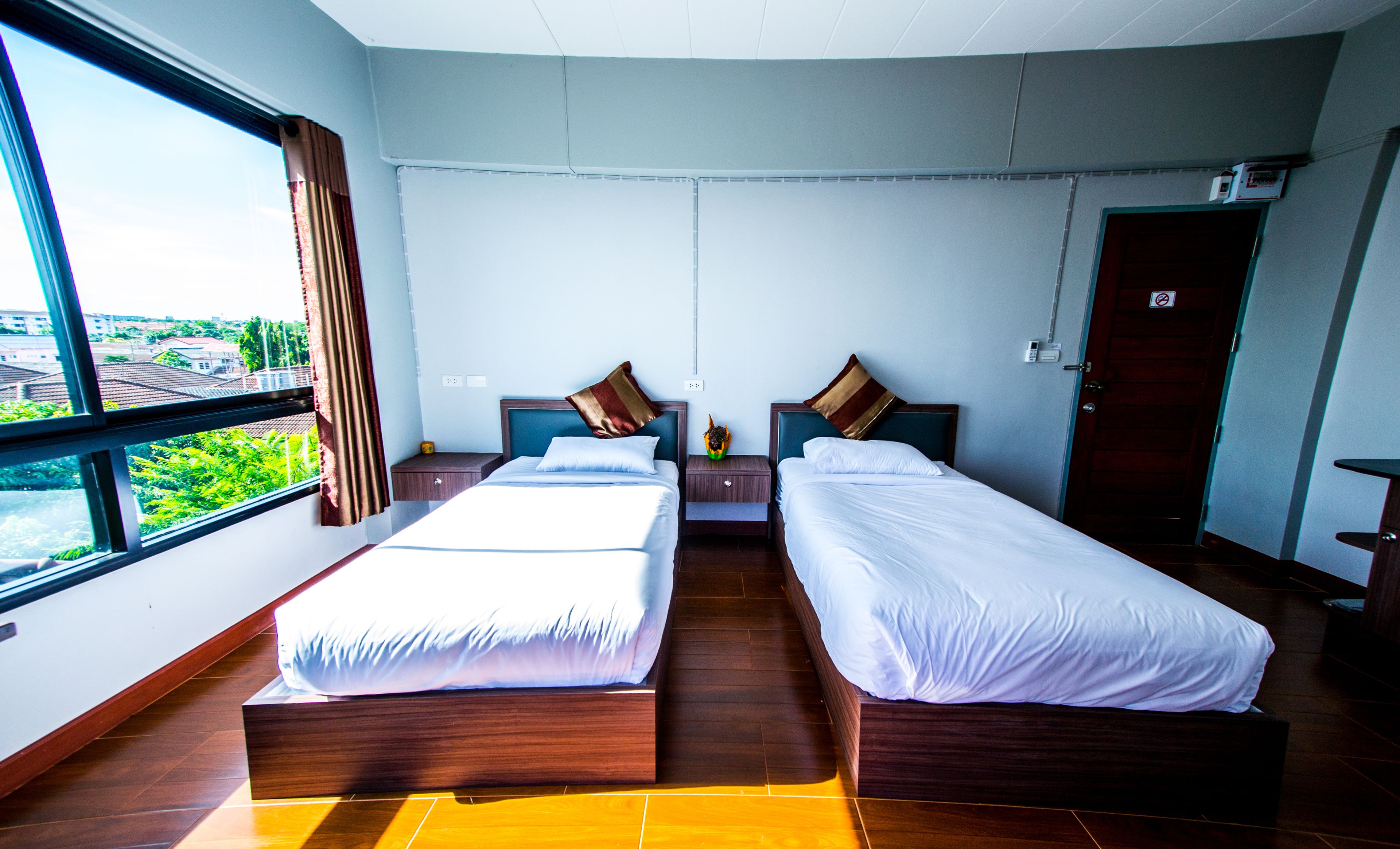 minibar, individually decorated, individually furnished, desk