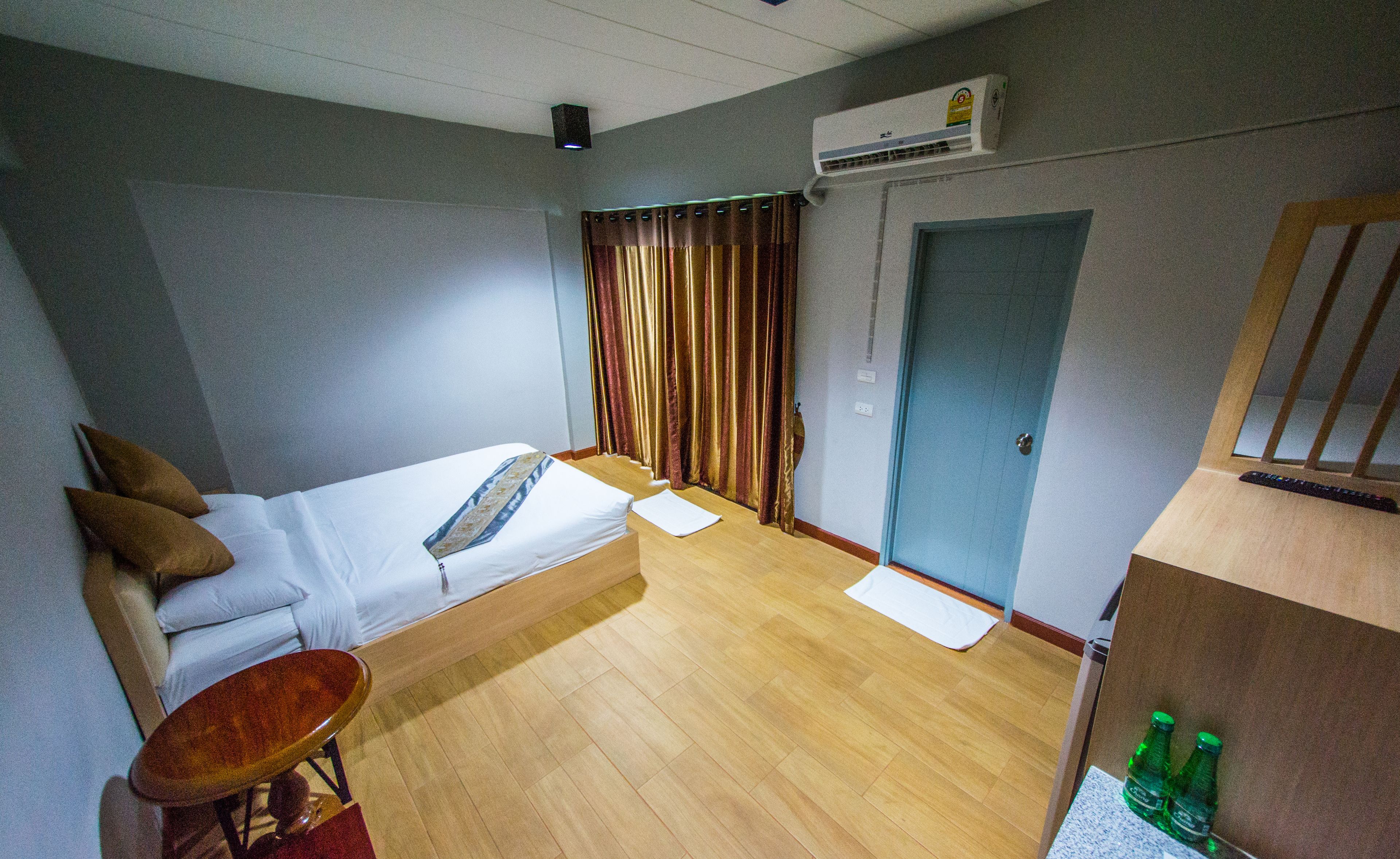 minibar, individually decorated, individually furnished, desk