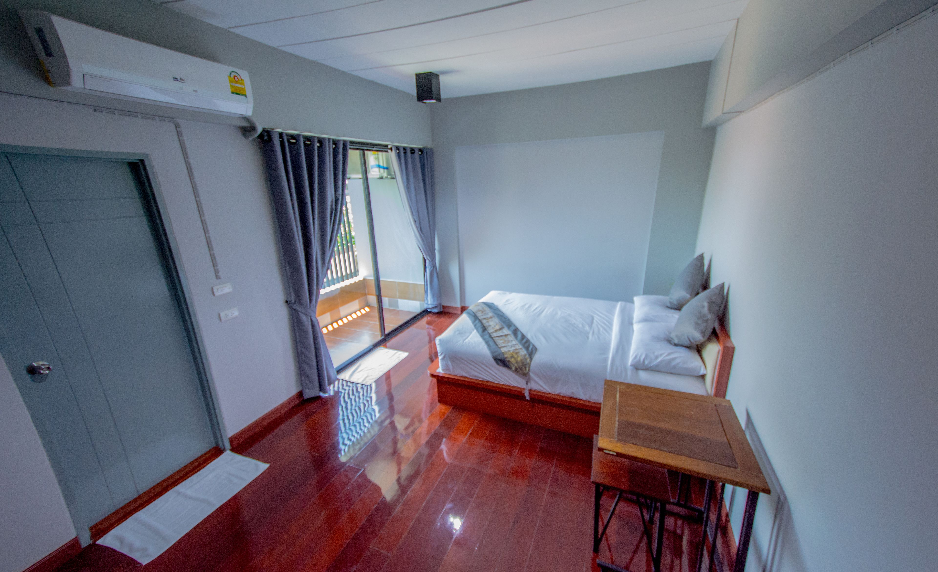 minibar, individually decorated, individually furnished, desk