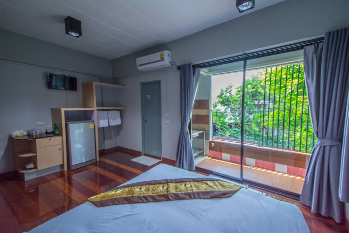 minibar, individually decorated, individually furnished, desk