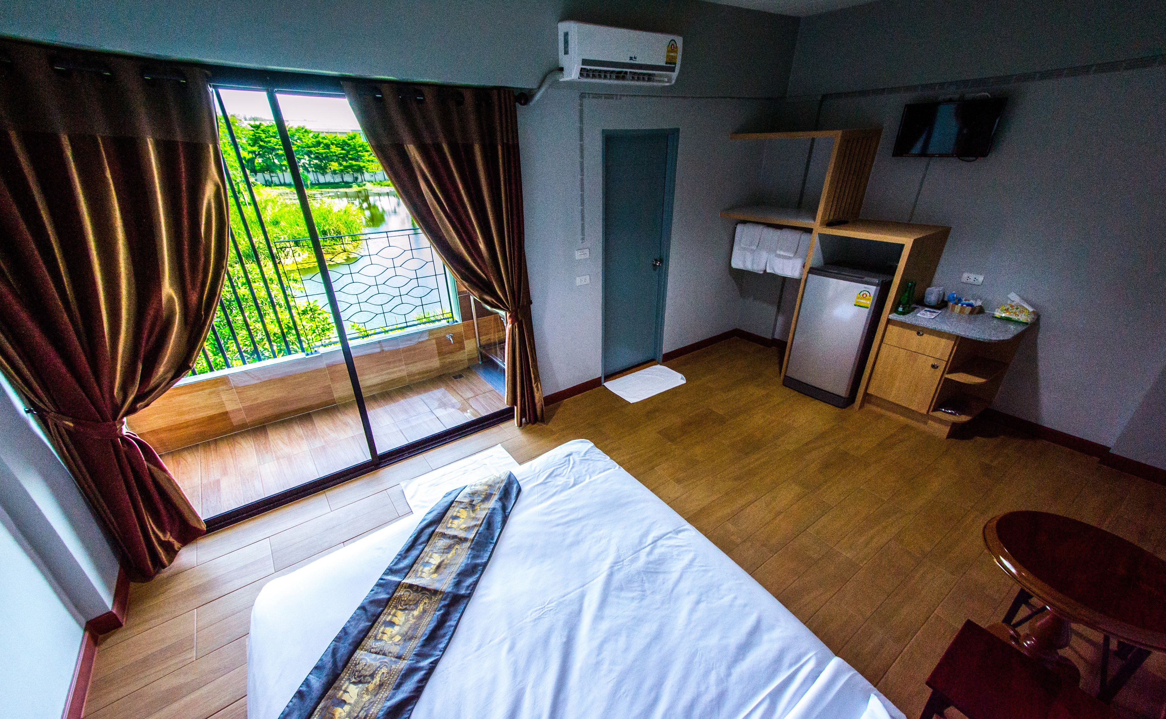 classic room, 1 queen bed, non smoking | minibar, individually decorated, individually furnished, desk