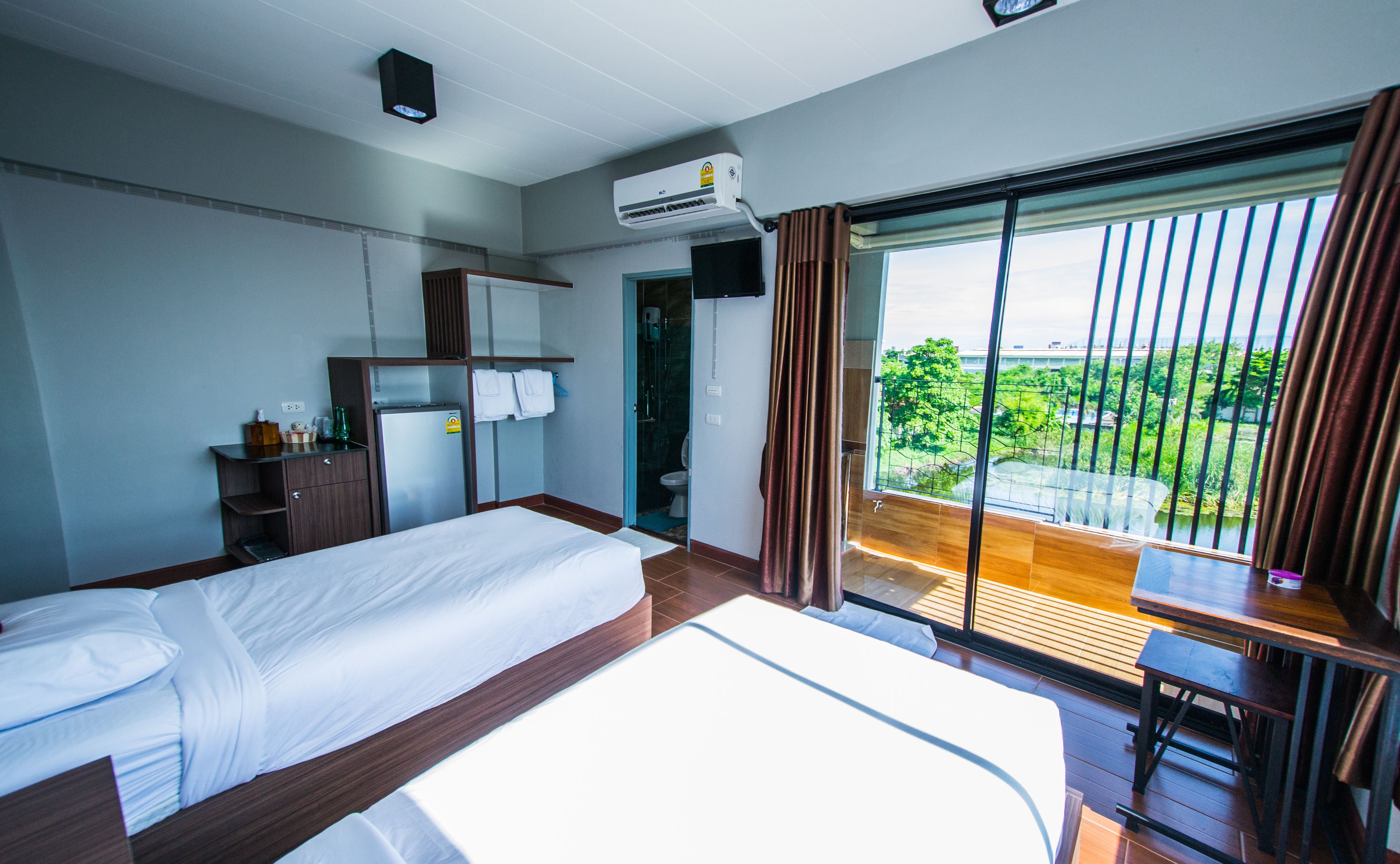 standard room, 2 single beds, non smoking | minibar, individually decorated, individually furnished, desk