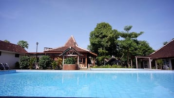 Una piscina al aire libre