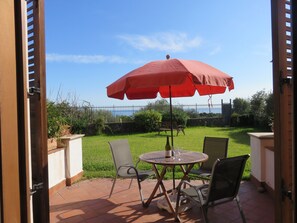 Outdoor dining - Comfortable apartment with private terrace, swimming pool overlooking the sea (S.Tecla)