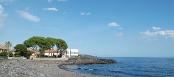Komfortable Wohnung mit eigener Terrasse, Pool mit Blick auf das Meer