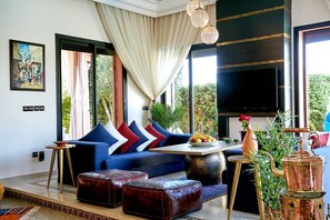 Smart TV, fireplace, table tennis