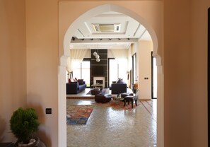 TV connectée, cheminée, table de tennis de table