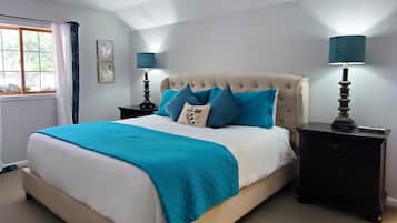 Chambre simple de base, 1 très grand lit | Literie de qualité, décor unique, ameublement unique