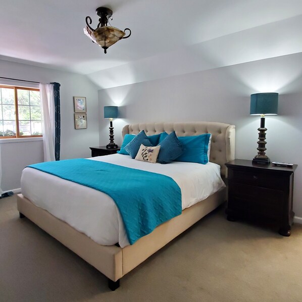 غرفة فردية بتجهيزات أساسية - سرير ملكي | أغطية فراش متميزة وبديكورات فريدة لكل غرفة وطراز فريد لكل وحدة