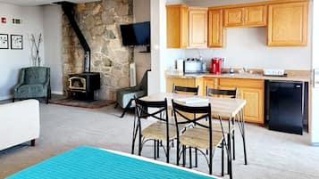 Suite Deluxe, varias camas, terraza, vistas a la montaña | Cocina básica privada