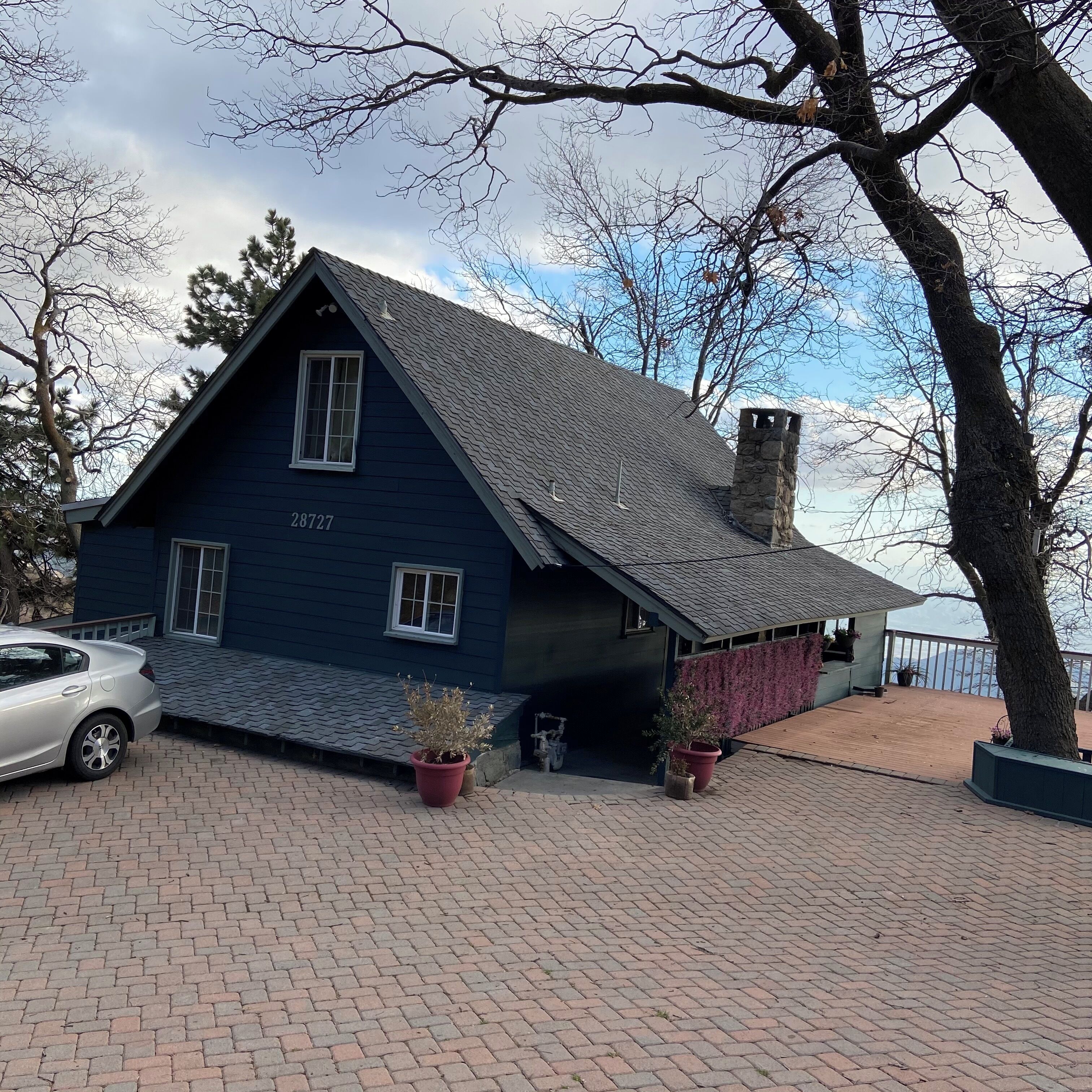 Vista frontal de la propiedad