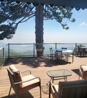 尊荣套房, 1 张特大床, 露台, 山景 | 客房景观