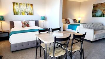 Suite Deluxe, diversos llits, terrassa, vistes a la muntanya | 1 dormitori, roba de llit d'alta qualitat i decoració individual