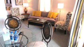 Suite Prestige, 1 très grand lit, patio, vue sur la montagne | Aire de séjour | Téléviseur à écran plat