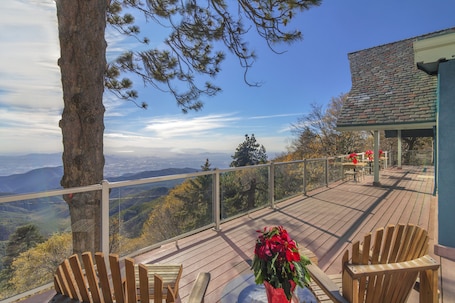 Terrace/patio. The Sky View Inn