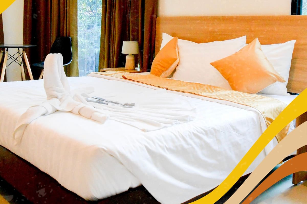 Hypo-allergenic bedding, down duvets, in-room safe, desk