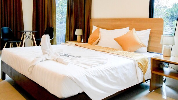 City Suite, 1 King Bed, Refrigerator & Microwave, Mountain View | Hypo-allergenic bedding available, down comforters, in-room safe, desk - Rublin Hotel (Cebu City)