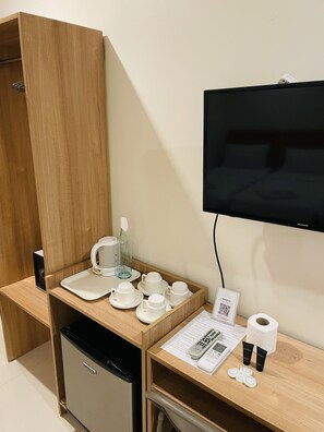 Hypo-allergenic bedding, down duvets, in-room safe, desk