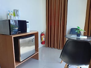 City Suite, 1 King Bed, Refrigerator & Microwave, Mountain View | Room amenity