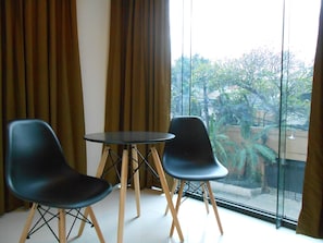 Suite urbana, 1 cama King size, refrigerador y microondas, vista a la montaña | Vista desde la habitación