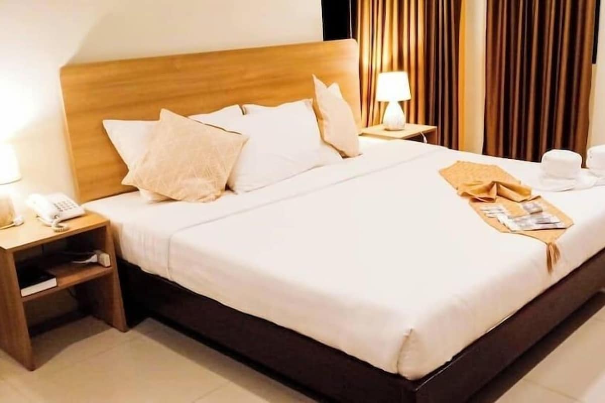 City Suite, 1 King Bed, Refrigerator & Microwave, Mountain View
