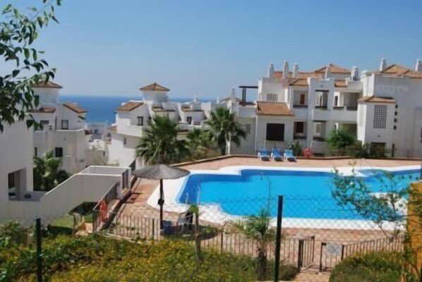 Pool - Stunning views, apartment in Alcaidesa (San Roque)