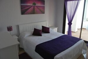 2 bedrooms, iron/ironing board, WiFi, bed sheets - Stunning views, apartment in Alcaidesa (San Roque)