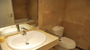 Combined shower/bathtub, towels - Stunning views, apartment in Alcaidesa (San Roque)