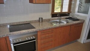 Een koelkast, een magnetron, een oven, een vaatwasser