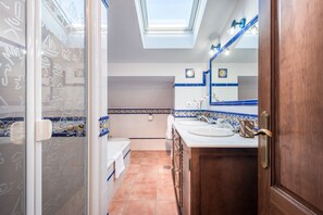 Ducha y bañera combinadas, secador de pelo y toallas