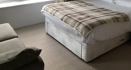3 bed house, free WiFi, off street parking. Central Ayrshire, 20 mins to Glasgow