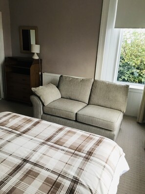 3 bedrooms, iron/ironing board, free WiFi, bed sheets - 3 bed house, free WiFi, off street parking. Central Ayrshire, 20 mins to Glasgow (KILMARNOCK, SCOTLAND)