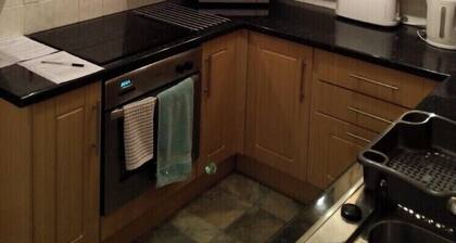3 hengen talo, ilmainen WiFi, pysäköinti kadulla. Keski-Ayrshire, 20 minuutin päässä Glasgowista