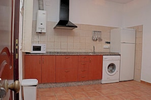 Refrigerador, microondas, parrilla de estufa y utensilios de cocina