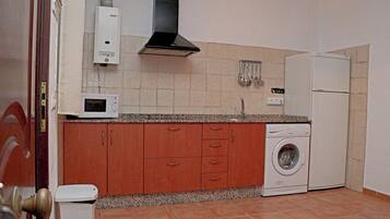 Réfrigérateur, micro-ondes, plaque de cuisson