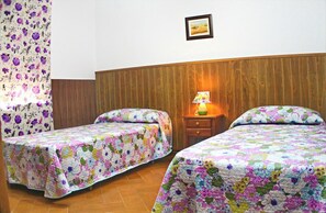 A room with two single beds, wooden headboards, a nightstand with a lamp, and a framed picture on the wall. - Attractive villa with private pool (CONIL DE LA FRONTERA)