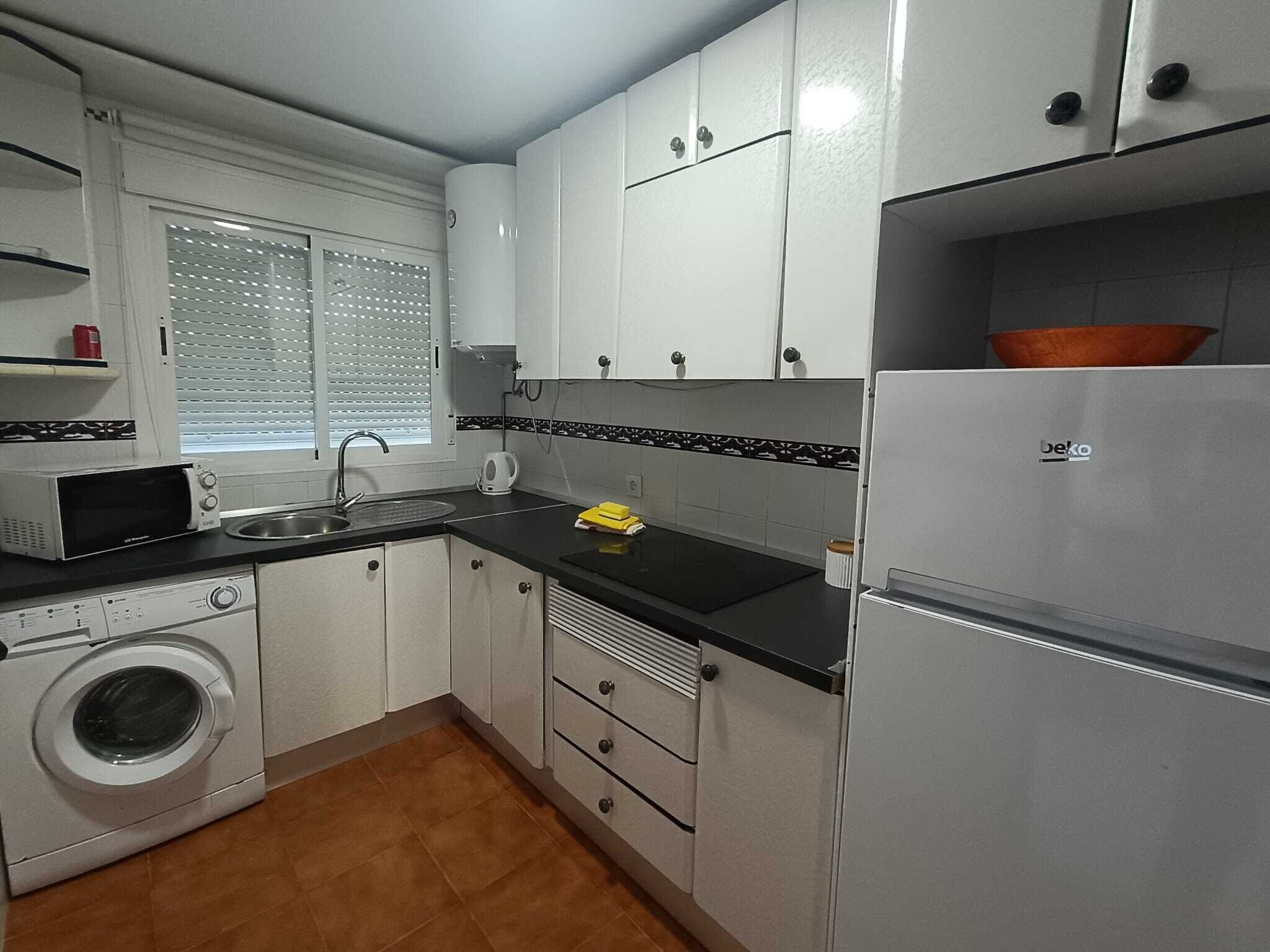 Kühlschrank, Mikrowelle, Herdplatte, Wasserkocher mit Kaffee-/Teezubehör