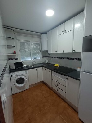 Jääkaappi, mikroaaltouuni, liesi, kahvin-/teenkeitin